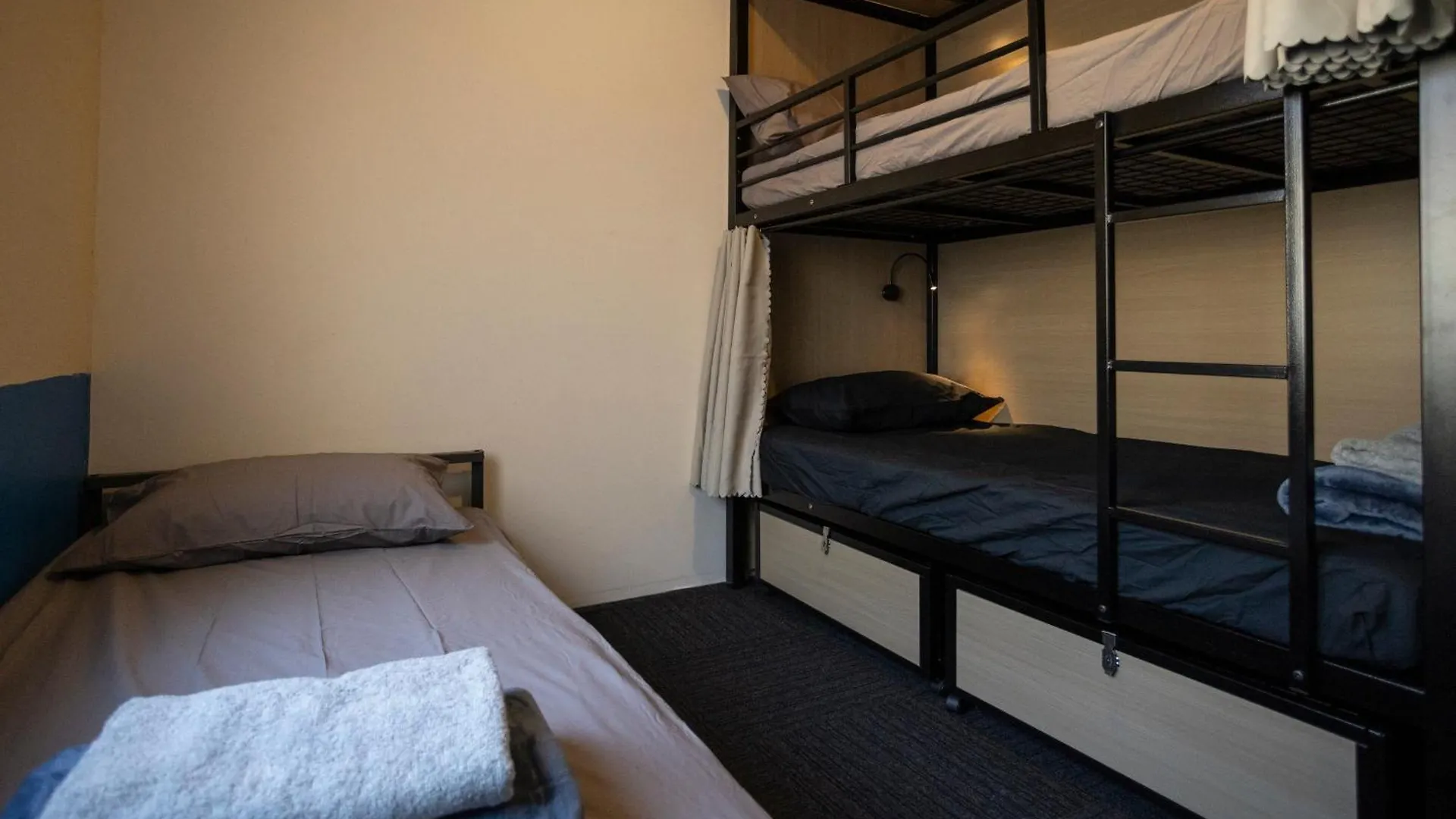 Base Camp Hostel أدليد 0*,