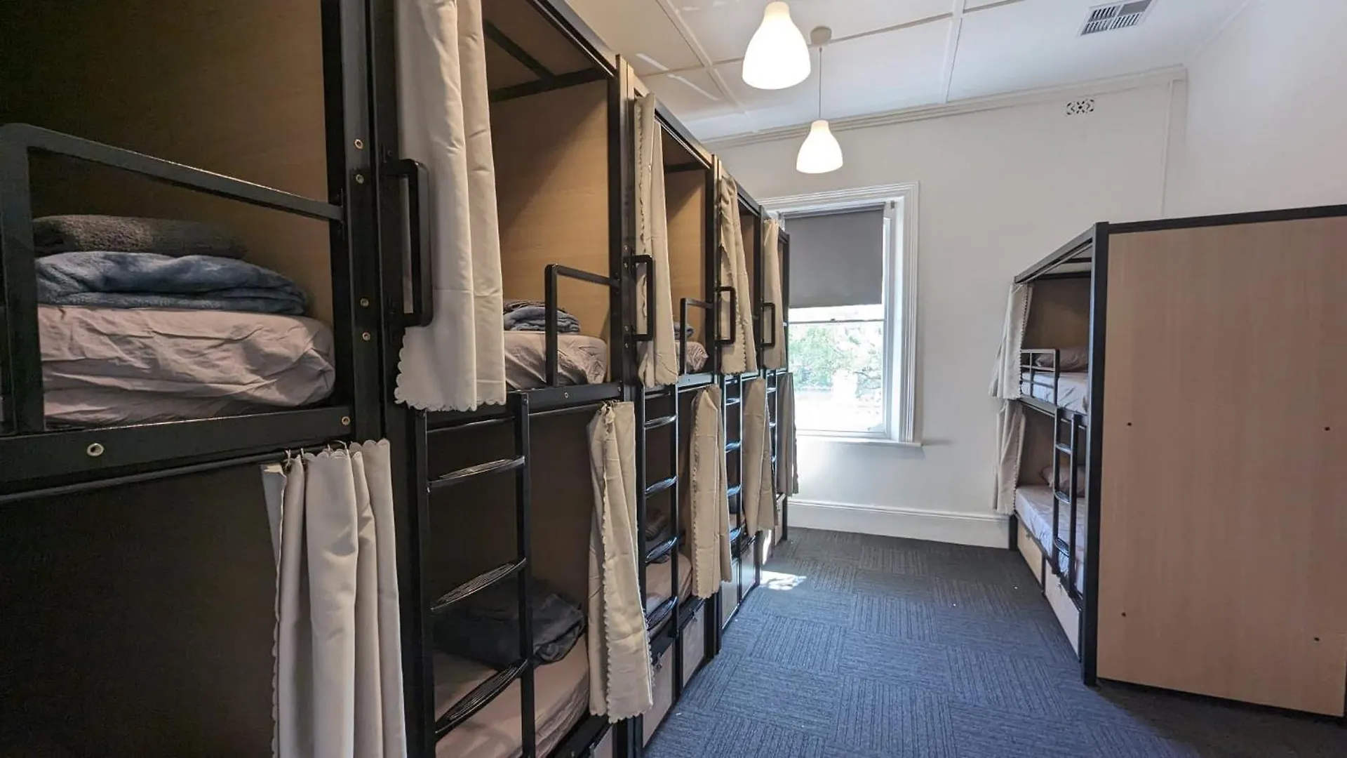 Base Camp Hostel أدليد